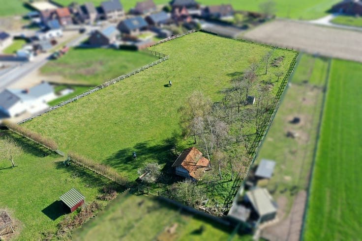Unique farmhouse with residence, 3 apartments, and horse st