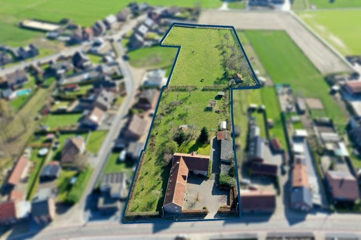 Unique farmhouse with residence, 3 apartments, and horse st