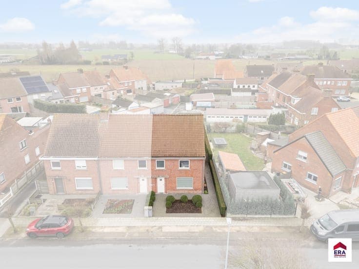 Semi-detached home with garden & double garage