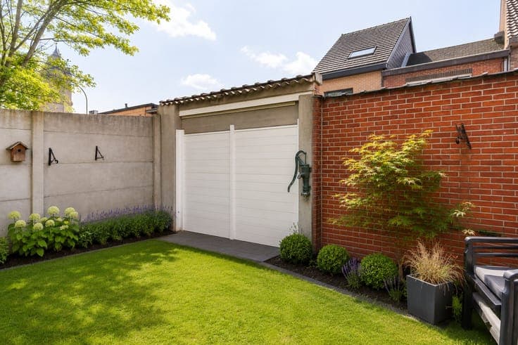 Spacious family home with 3 bedrooms garden and garage
