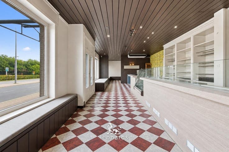 House with commercial space in central Ingooigem