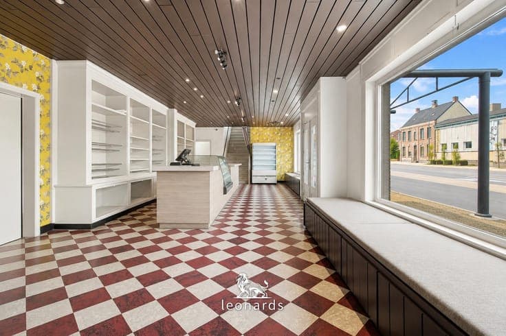 House with commercial space in central Ingooigem