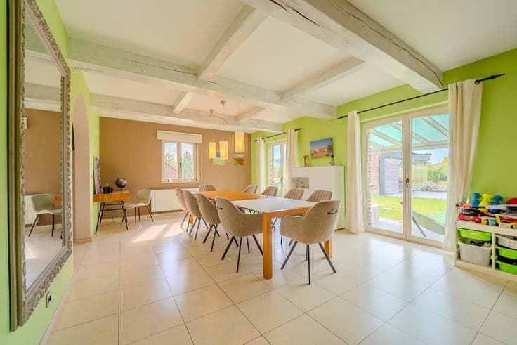 Stunning 4-bedroom house with 1-bedroom guest house