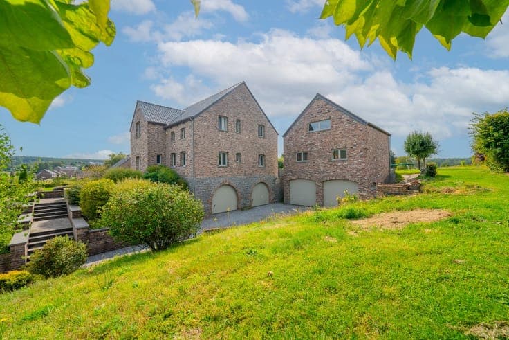 Stunning 4-bedroom house with 1-bedroom guest house