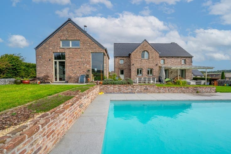 Stunning 4-bedroom house with 1-bedroom guest house
