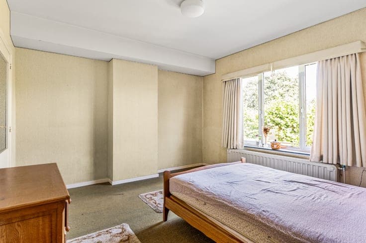 Te renoveren woning met 3 à 4 slpk., garage en tuintje