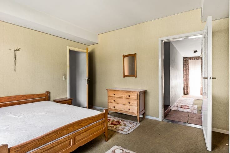 Te renoveren woning met 3 à 4 slpk., garage en tuintje