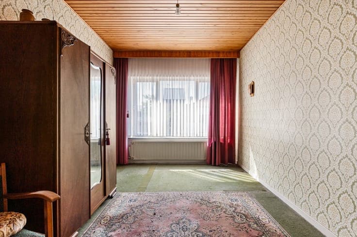 Te renoveren woning met 3 à 4 slpk., garage en tuintje