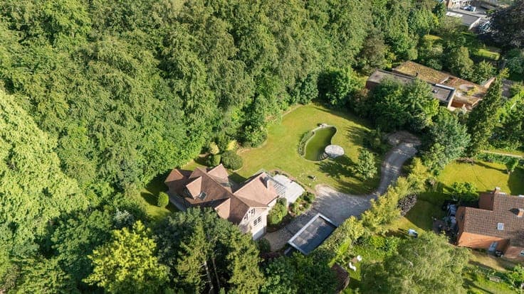 Exceptional setting – Villa on a 25-are back plot.