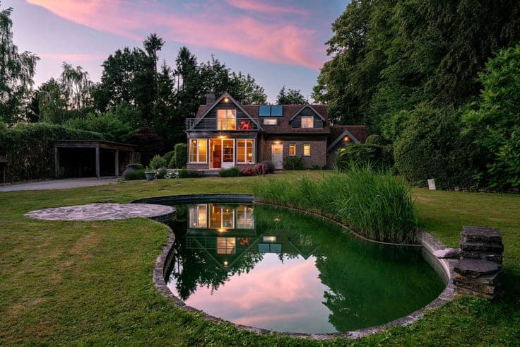 Exceptional setting – Villa on a 25-are back plot.