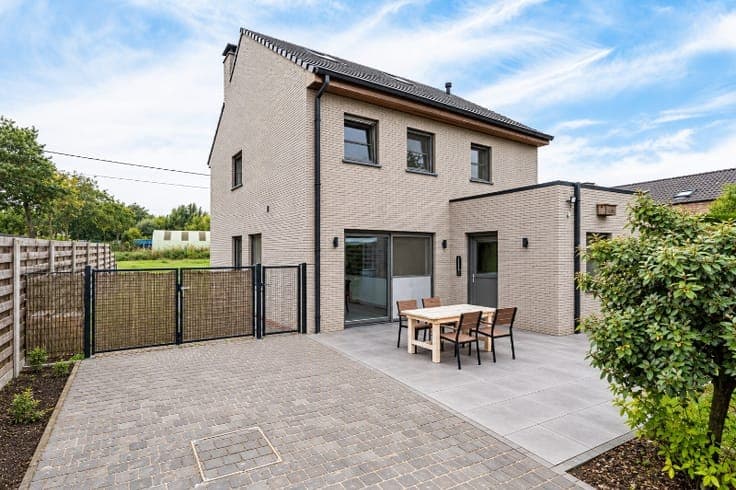 Ruime en energiezuinige woning met 4 slaapkamers op 512m²...