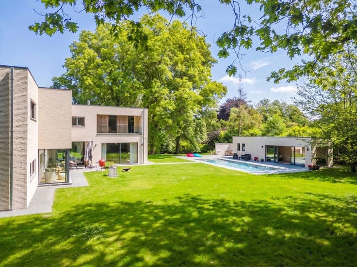 Contemporary Elegance at Le Bercuit