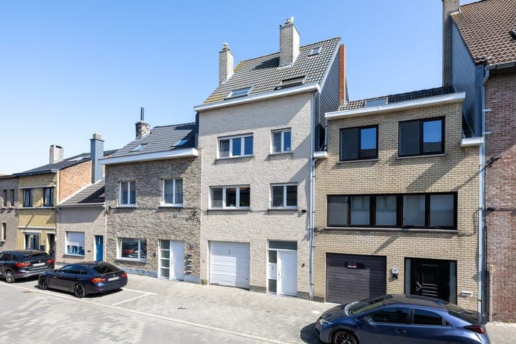 Ruime gezinswoning (225 m²) met 6 slaapkamers, garage en zon