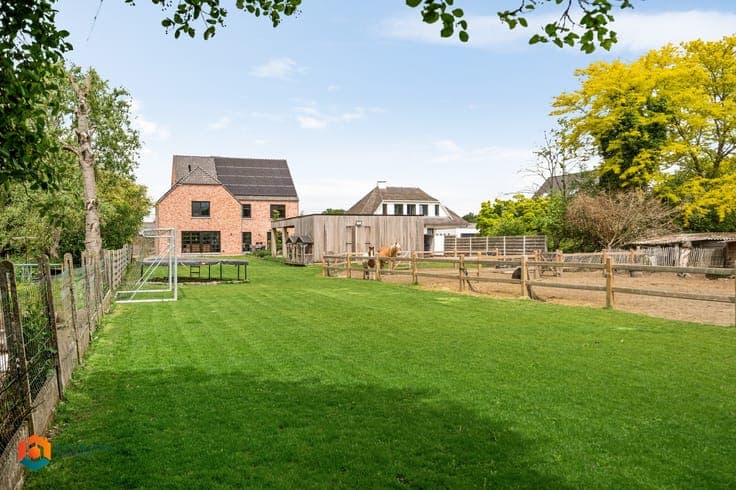Exclusieve woning van 472 m² met 5 slpkrs op perceel van ...
