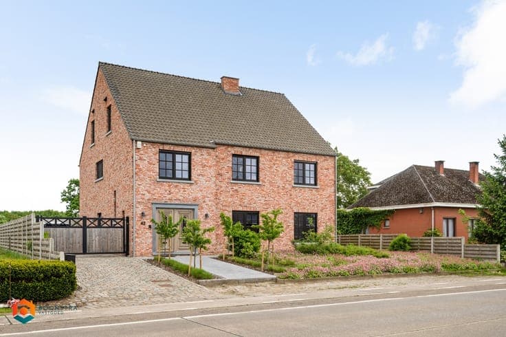 Exclusieve woning van 472 m² met 5 slpkrs op perceel van ...