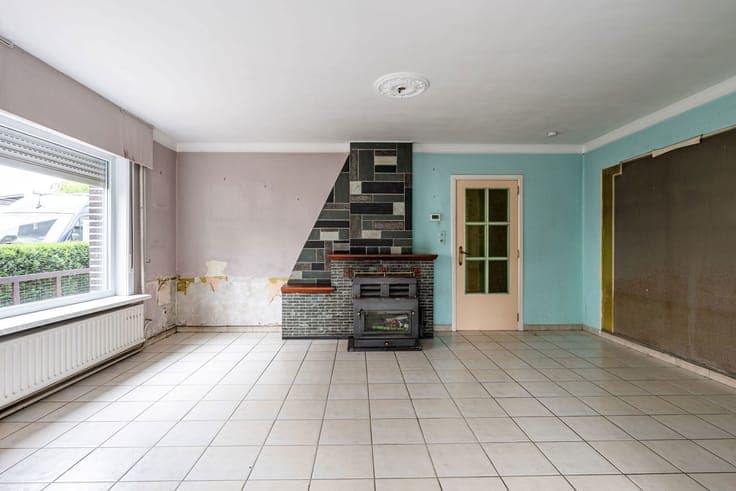 Te renoveren half open woning met veel potentieel!