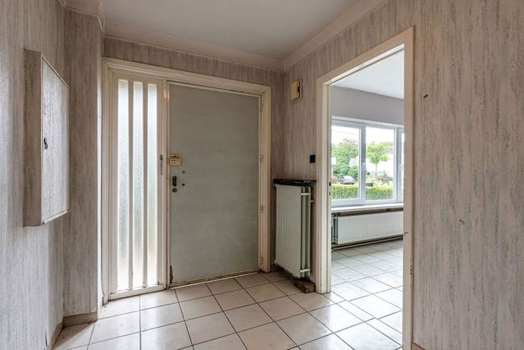 Te renoveren half open woning met veel potentieel!
