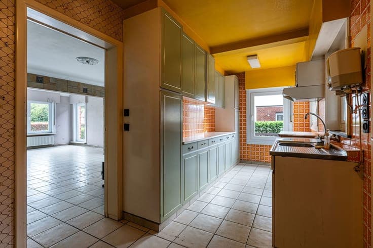 Te renoveren half open woning met veel potentieel!
