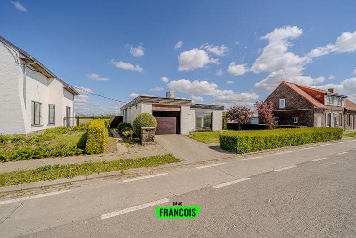 Bungalow in need of renovation with a large garden in Boezi…