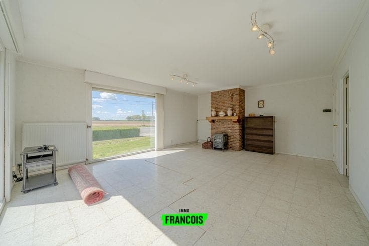 Bungalow in need of renovation with a large garden in Boezi…