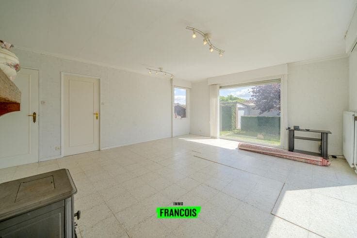 Bungalow in need of renovation with a large garden in Boezi…
