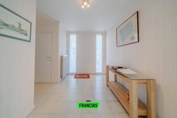 Bungalow in need of renovation with a large garden in Boezi…
