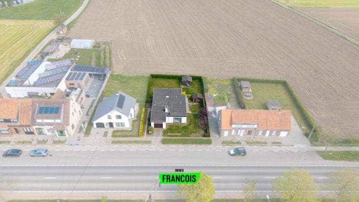 Bungalow in need of renovation with a large garden in Boezi…