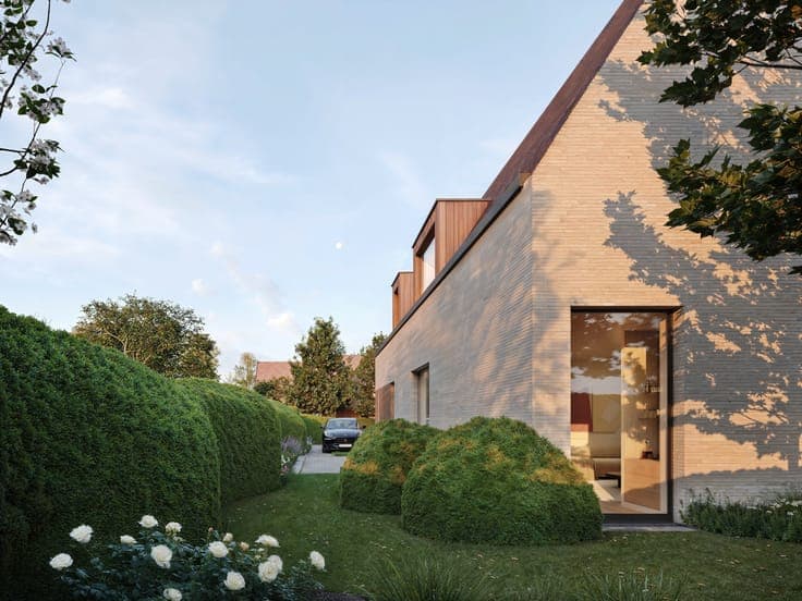 Modern new- construction villa in second line of the Mage...