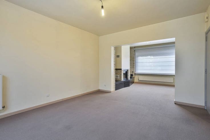 Ready to move in semi-detached house with garage and garden