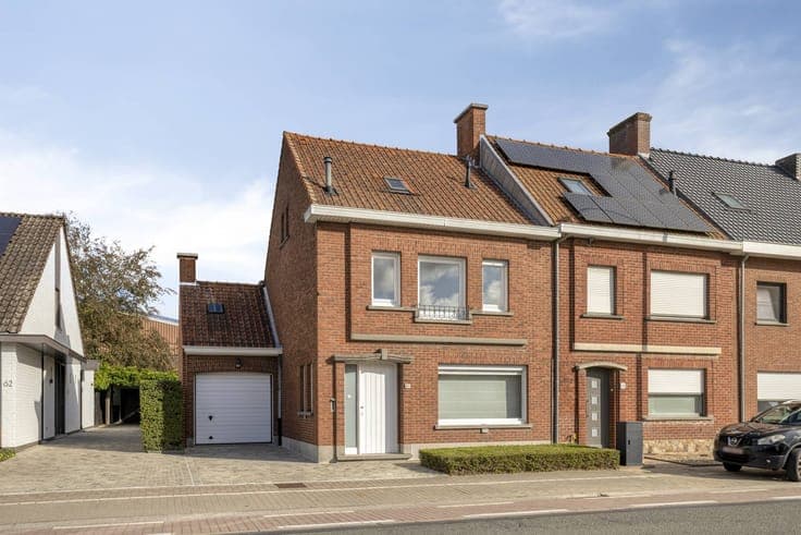Ready to move in semi-detached house with garage and garden