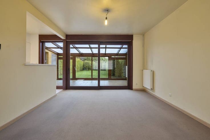 Ready to move in semi-detached house with garage and garden