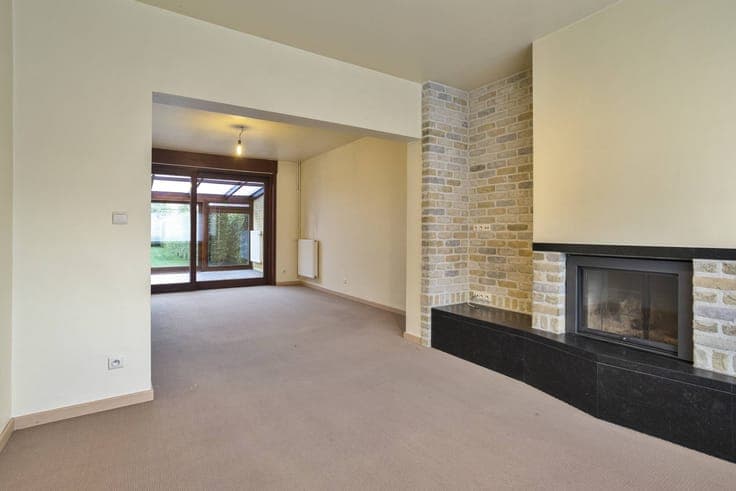 Ready to move in semi-detached house with garage and garden
