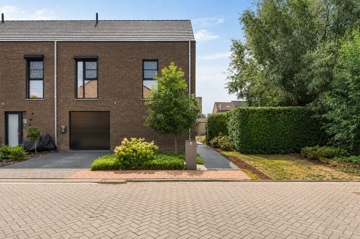 Move-in ready 5-bedroom home with garden for sale in Niel