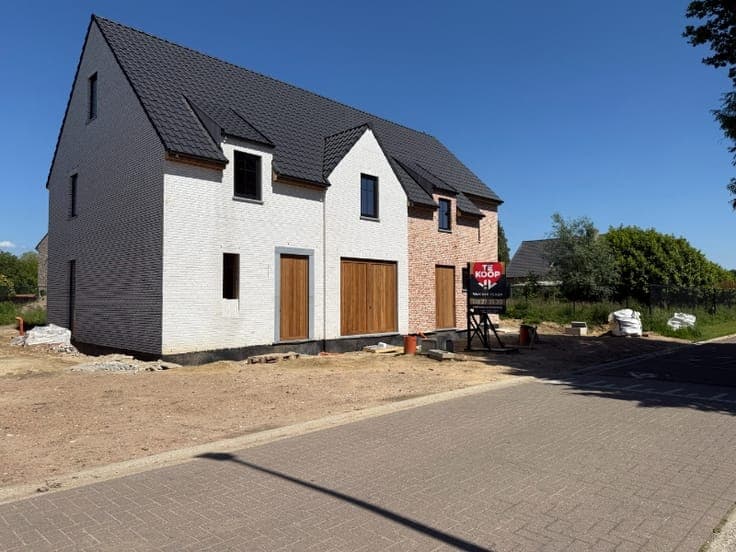 Moderne halfopen nieuwbouwwoning met 4 slaapkamers en 2 b...