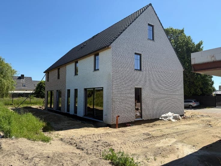 Moderne halfopen nieuwbouwwoning met 4 slaapkamers en 2 b...