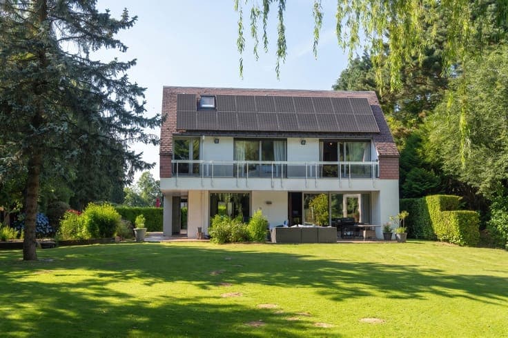 Spacious and light-filled architect-designed villa on ± 22a