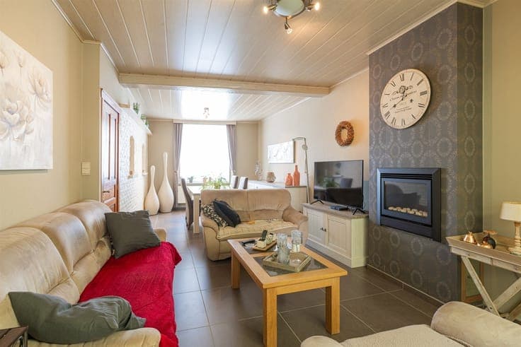 A move-in-ready home with a well-maintained garden in Kruise