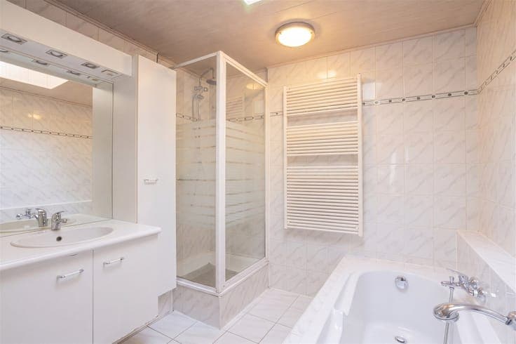 A move-in-ready home with a well-maintained garden in Kruise