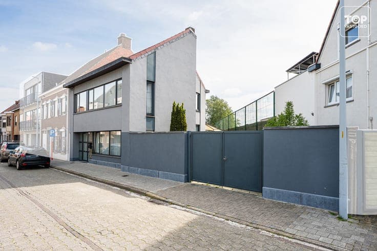 Instapklare halfopen bebouwing met 4 slaapkamers en tuin