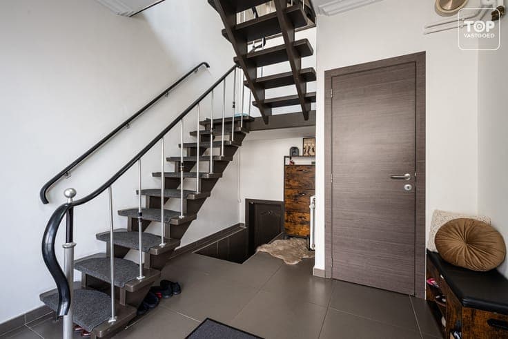 Instapklare halfopen bebouwing met 4 slaapkamers en tuin