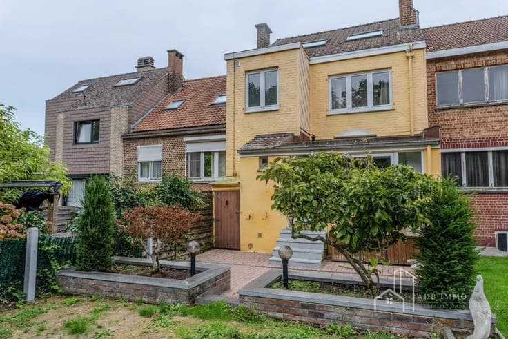 Large 3-bedroom house with garden and garage