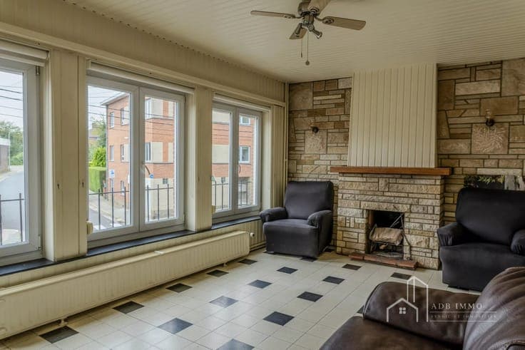Large 3-bedroom house with garden and garage