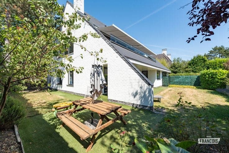 Well-maintained multi-family home / villa comprising two fu…