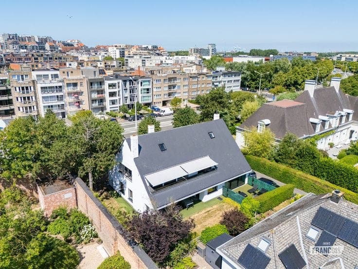 Well-maintained multi-family home / villa comprising two fu…