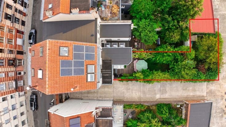 Stunning 1912 mansion - stained glass, garden, garage
