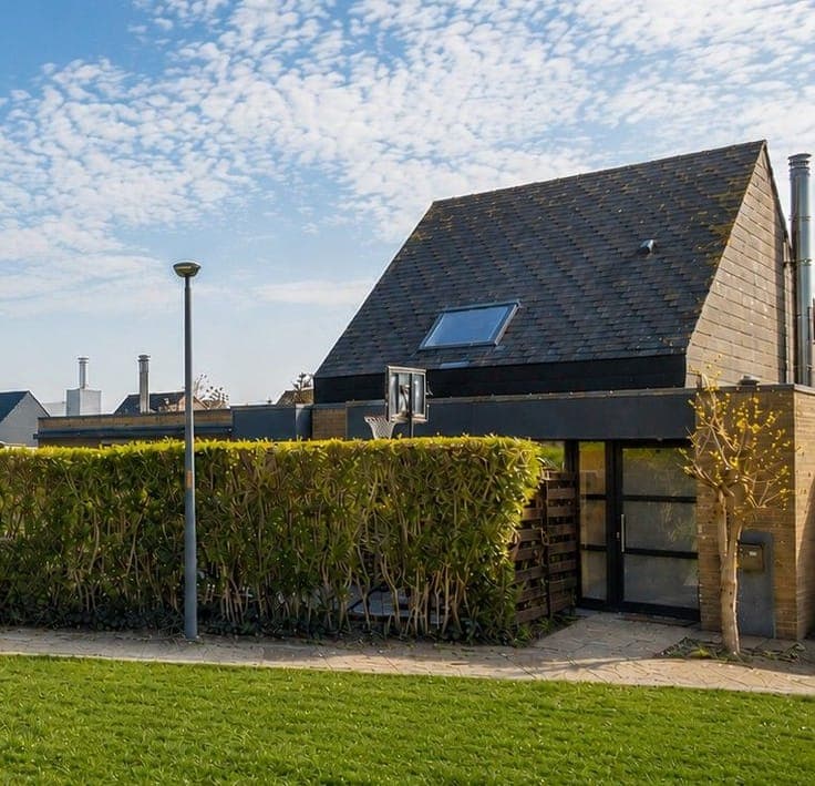 Spacious family home with 4 bedrooms, sunny garden & garage