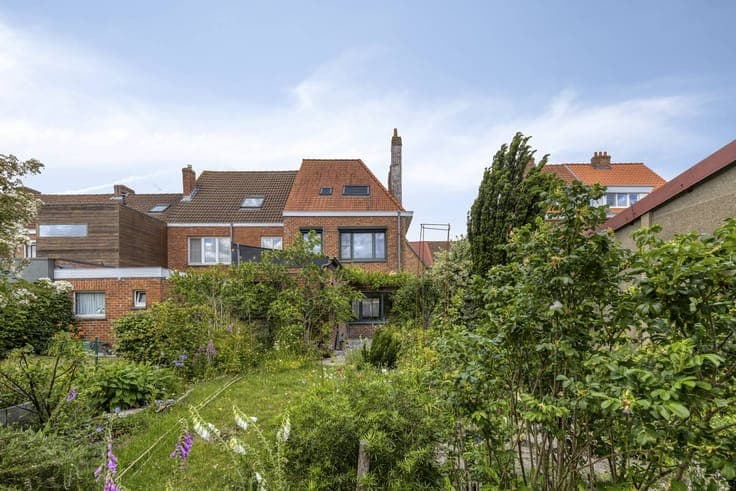 Semi-detached house with 3 bedrooms, carport and garden in S