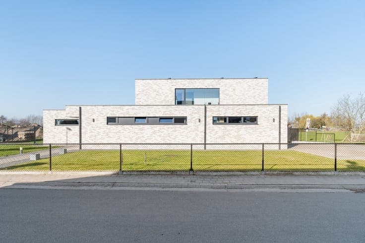 Recent villa with meadows on a spacious plot.