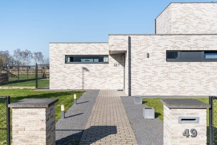 Recent villa with meadows on a spacious plot.