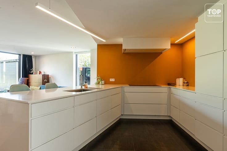 Woning met grote tuin en magazijn/loods, ideaal voor zelfsta